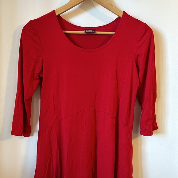Salaam Soft Stretch Red Print Tee Blouse Quarter Sleeve Women’s Small, Bell like - Picture 2 of 4